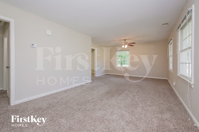 Building Photo - 873 White Oak Dr