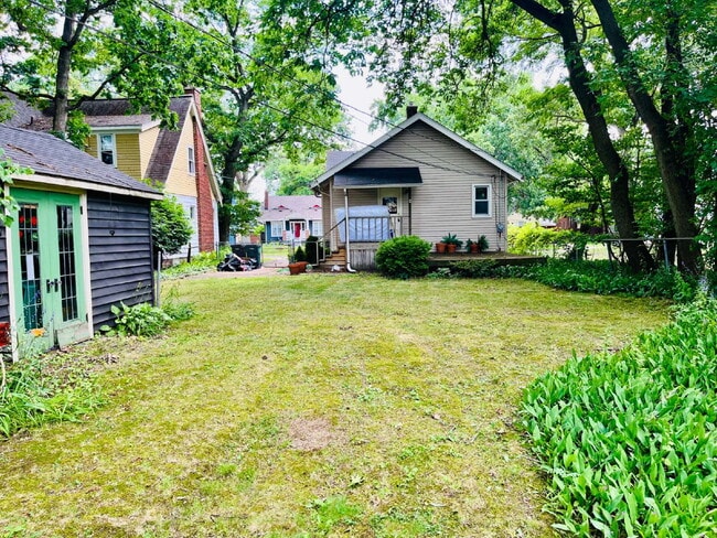 Foto del edificio - Charming 2-Bedroom Gem in Royal Oak – Walking Distance to Downtown!