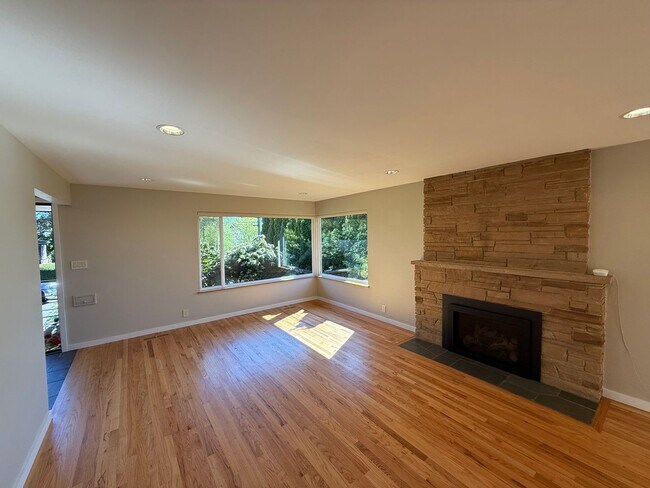 Foto del edificio - Stunning 4 Bed 4 Bath Home Steps from Golden Gardens in Ballard with MIL Suite