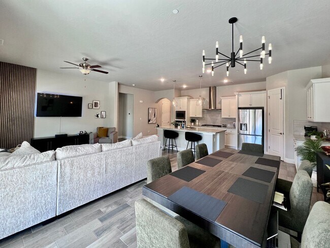 Foto del edificio - $2,895 Shepherd & Temperance, 3 Bedroom Mo...