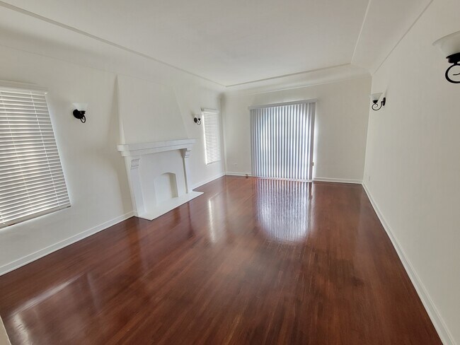 Building Photo - 2817 W 42nd St