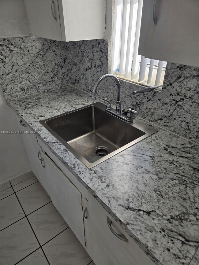 Foto del edificio - 1708 Plunkett St