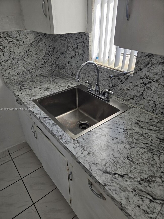 Building Photo - 1708 Plunkett St