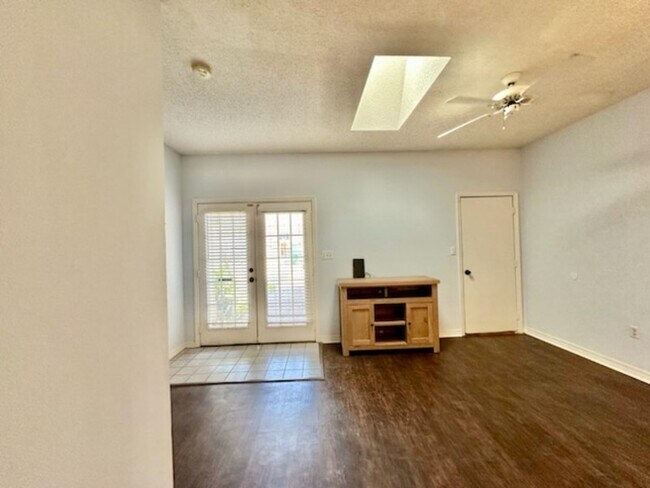 Foto del edificio - 1828 Whispering Oaks Ln