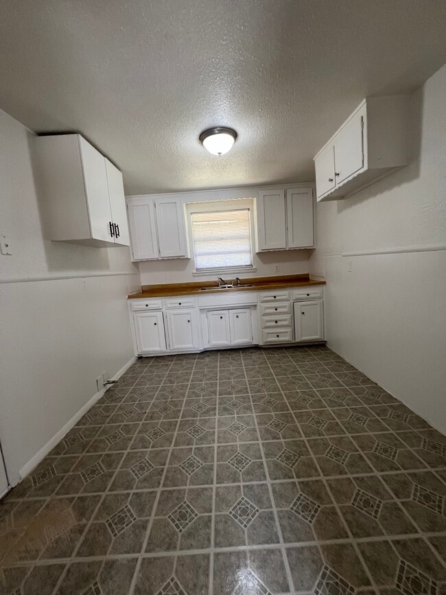 Building Photo - 1105 Hickory Ln