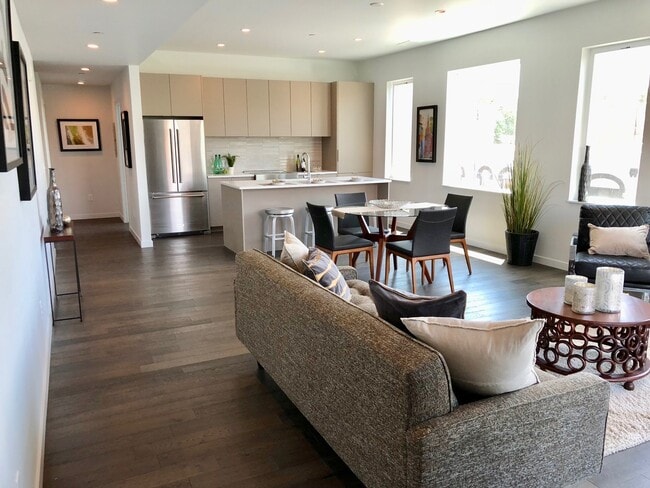 Foto del edificio - Beautiful Modern Condo in Capitol Hill with 2 Garage Parking Spaces