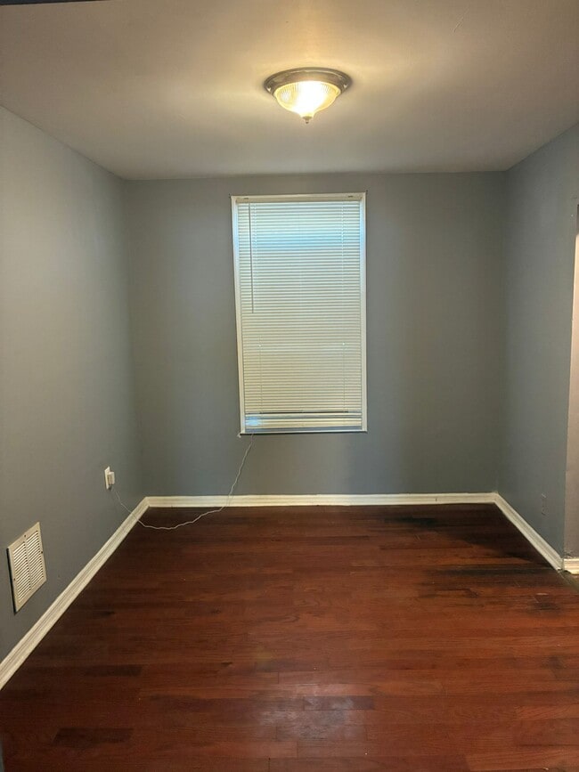 Building Photo - 2 bedroom and den