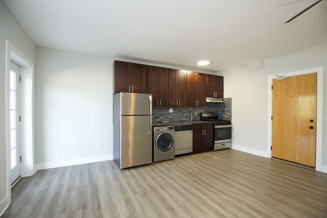 Building Photo - 733 Judson Ave