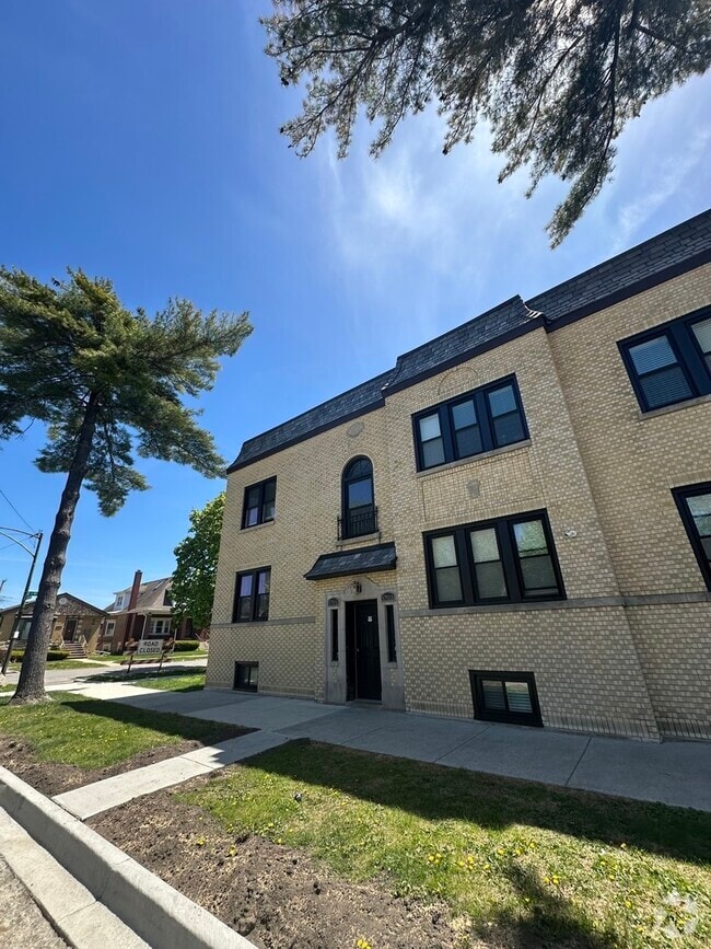 Building Photo - 5701 W Seminole St