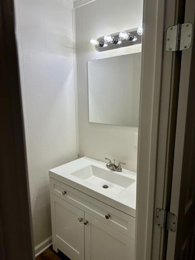 Building Photo - Duplex Apartment Great for a Family or for...