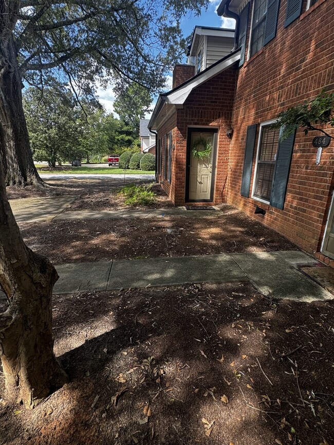 Building Photo - 482 Huntington Road