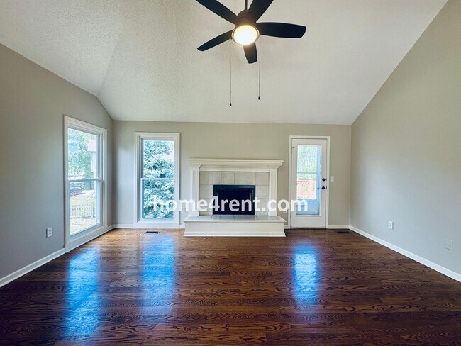 Foto del edificio - Brand New Paint, Wood Floors, Walkout Fini...