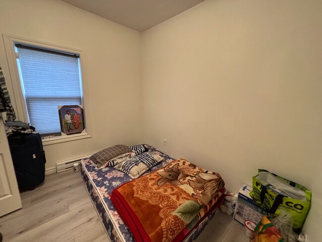 Photo du bâtiment - 4-Bedroom 1-Bathroom Downtown Apartment!