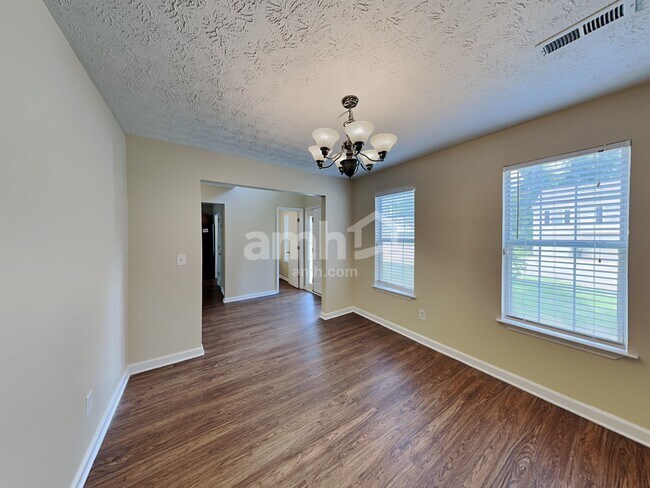 Foto del edificio - 7114 Hillcrest Chase Dr
