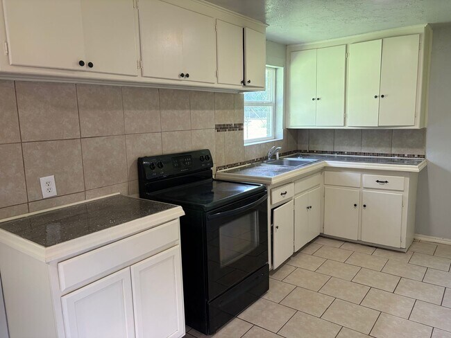 Building Photo - Nice size 2 bedroom for rent