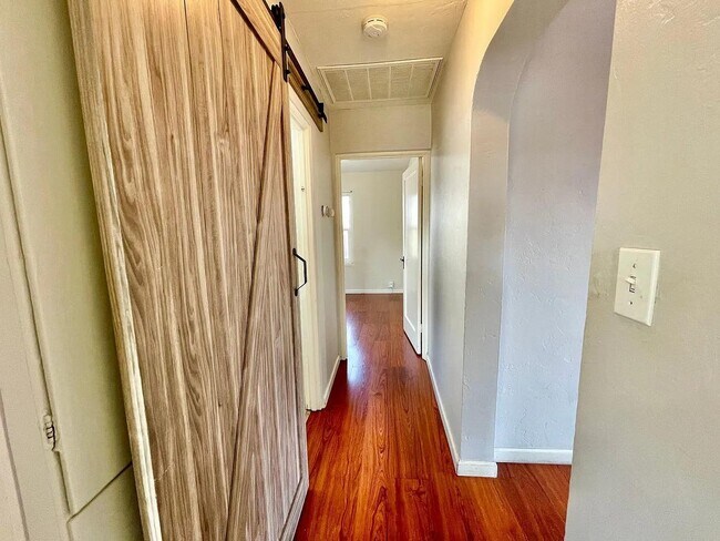 Foto del edificio - 2137 Raymond Ave