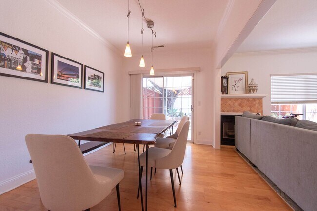 Foto del edificio - Amazing Downtown Campbell Location * Hardw...