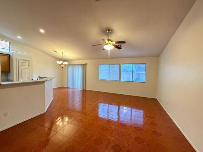 Foto del edificio - First Show: The first open showing is on 4/21 at 4PM. Please be prompt. We will be processing any...