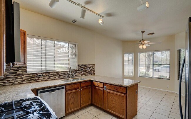Foto del edificio - 8820 W Shaw Butte Dr