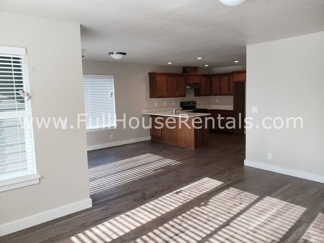 Building Photo - 5863 Aster St