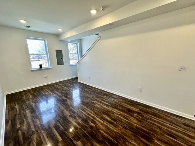 Building Photo - 312 S Eden St