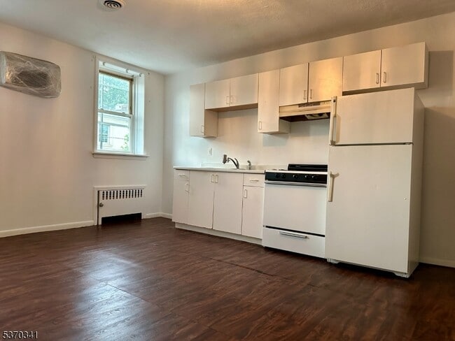 Building Photo - 530 Valley Brook Ave