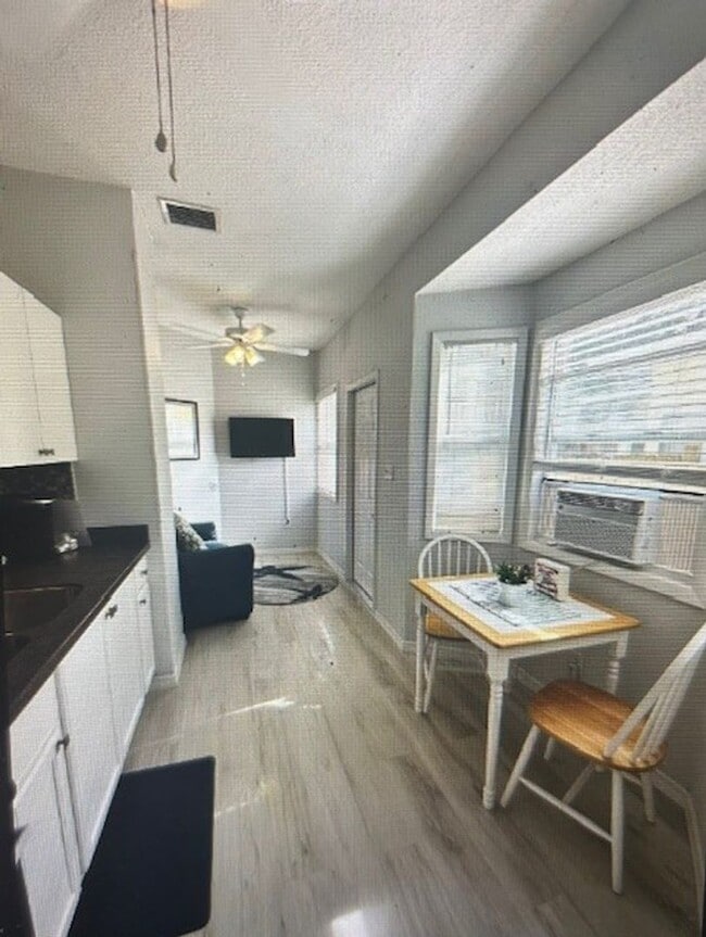 Building Photo - Quaint 1/1 within walking distance to the ...