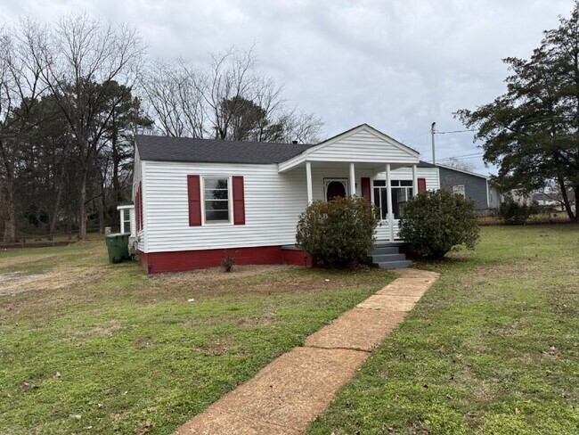 Foto del edificio - Section 8 Welcome!!! "Charming 4-Bedroom Home in Huntsville's Heart - 1,419 Sq. Ft. of Comfort!"