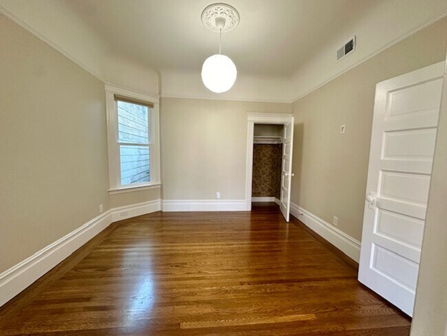 Building Photo - Charming Top Floor Sunny Edwardian