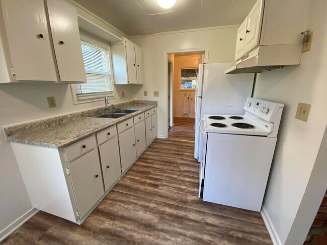 Building Photo - 3 br, 1 bath House - 152 Lone Pine Lane