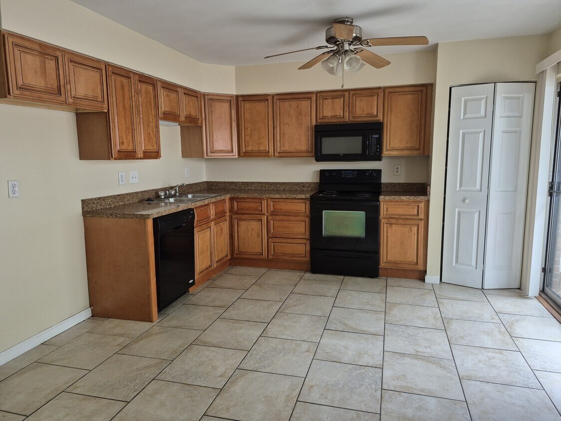 Foto principal - 7230 Hazelcrest Dr