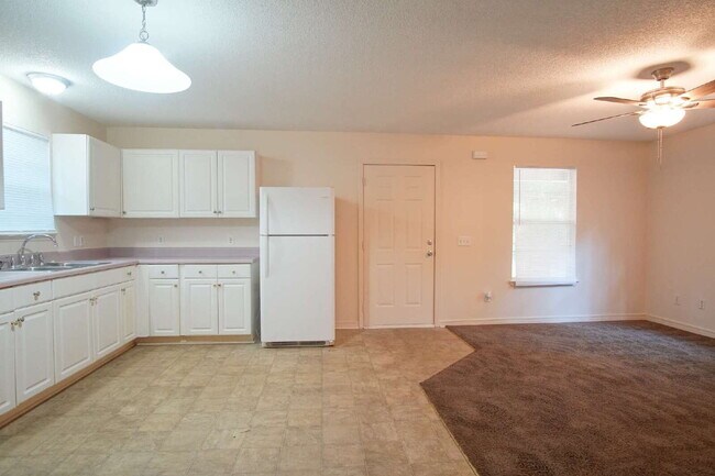 Foto del edificio - Pace 3BR Patio Home with Fenced Backyard & Open Floor Plan