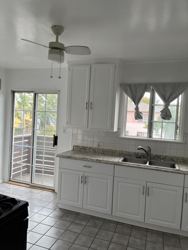 kitchen - 5579 Kinston Ave