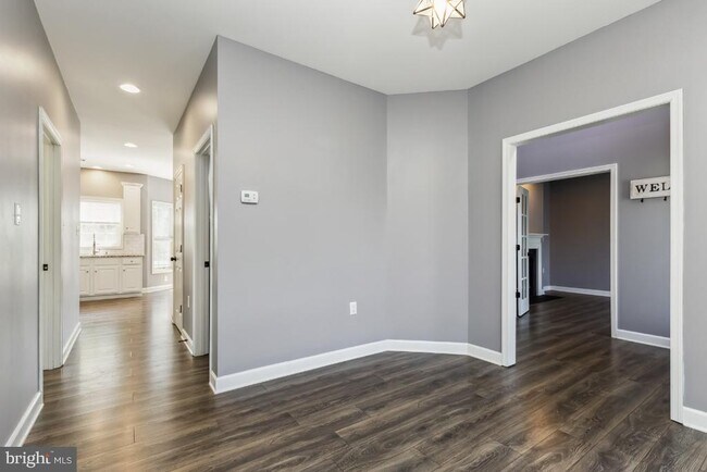Building Photo - 41 Doral Ct