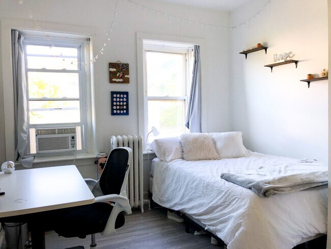 Building Photo - Off-Campus Student Housing Available Augus...