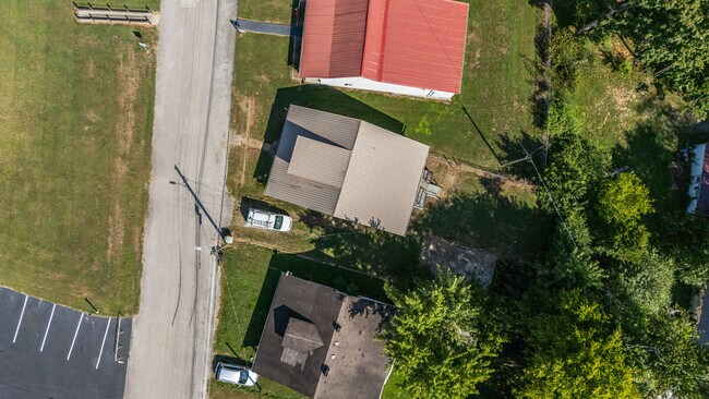 Building Photo - 120 E Oak St