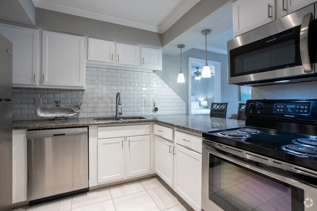 2 BR, 2 BA - 1,009SF - Kitchen - Teakwood at Seabrook