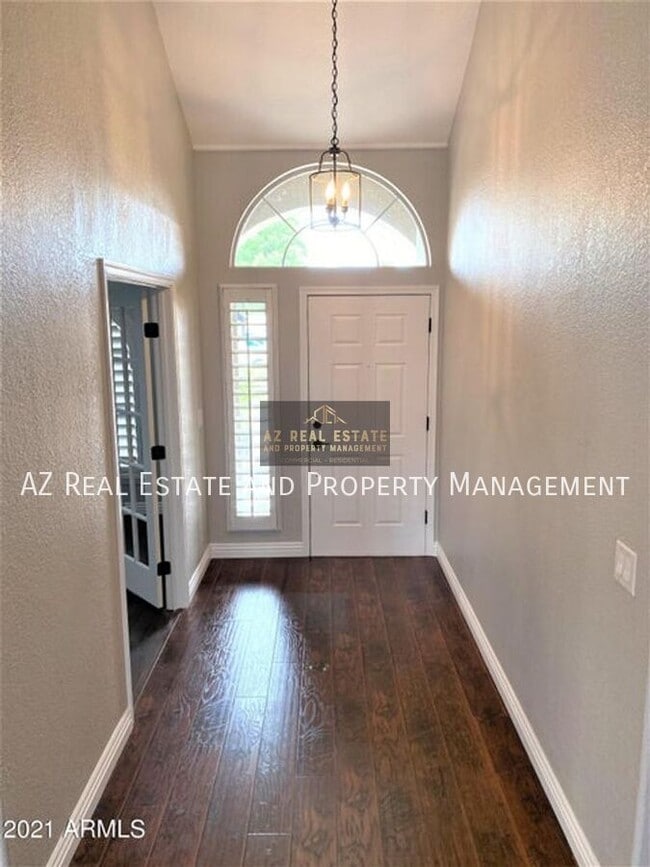 Building Photo - 680 S Pineview Dr