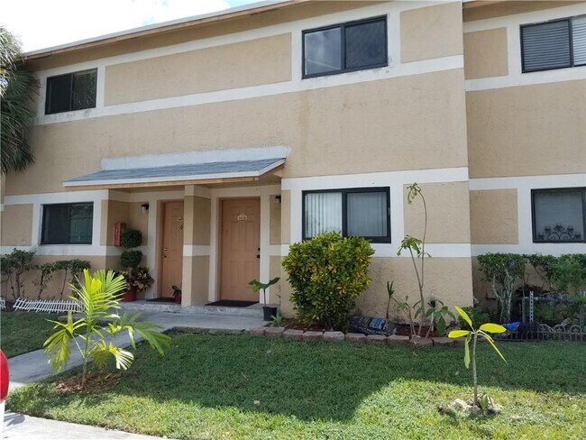 Building Photo - 9478 Palm Cir S