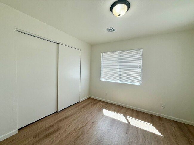 Building Photo - 566 Lincoln Ave