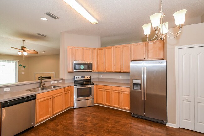Building Photo - 14011 Crestwick Dr W