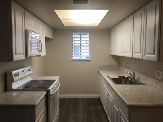 Foto del edificio - 1301 W 8th St