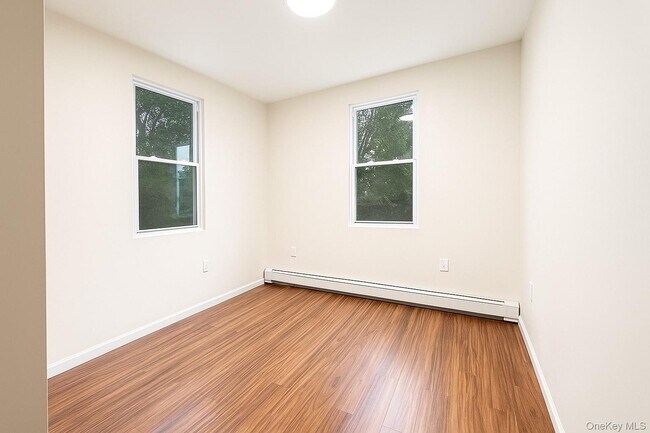 Foto del edificio - 557 Van Nest Ave