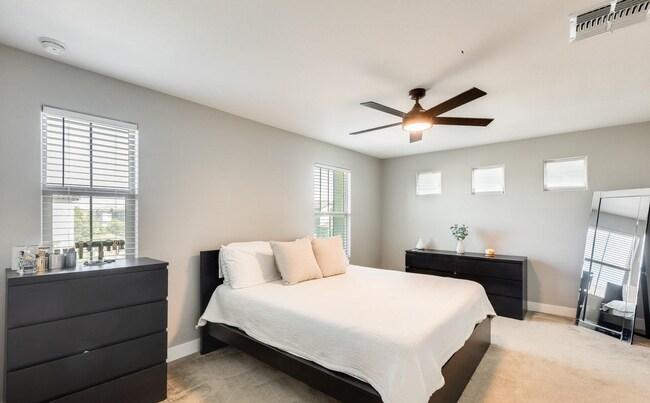 Foto del edificio - The Space You Need, the Location You Want