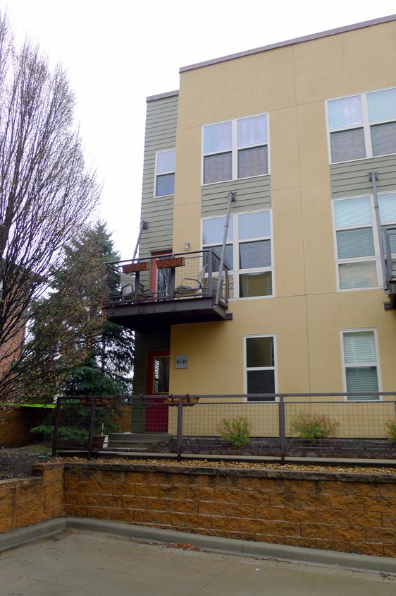 Primary Photo - 4541 Madison Ave
