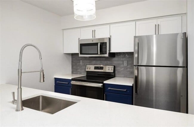 Building Photo - 6873 Peachtree Dunwoody Rd NE