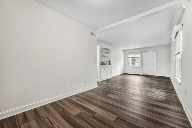Building Photo - 7040 Longstreet Dr