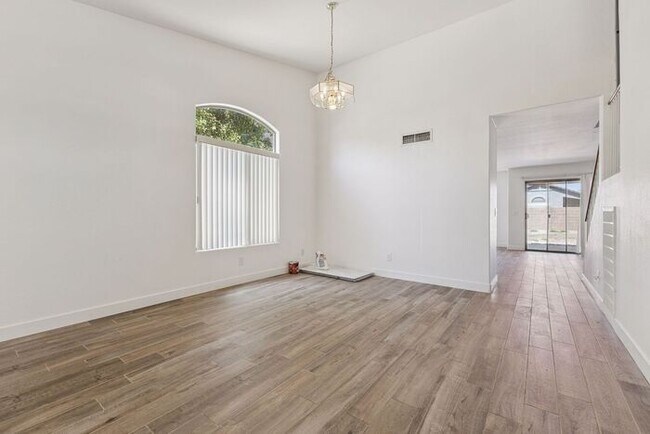 Foto del edificio - Spacious 2 Story 4 Bedroom 2.5 Bath Home L...