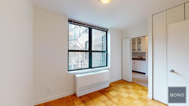 Building Photo - 247 W 87th St
