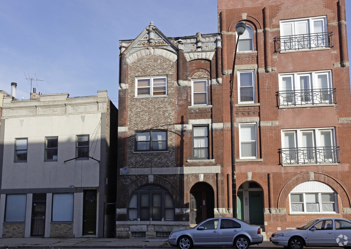 Primary Photo - 1360 W Grand Ave